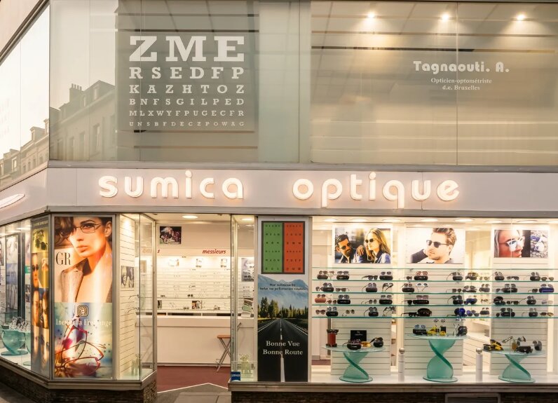 Vitrine de Sumica Optique, passage du Grand Socco à Casablanca, avec ses présentoirs de montures