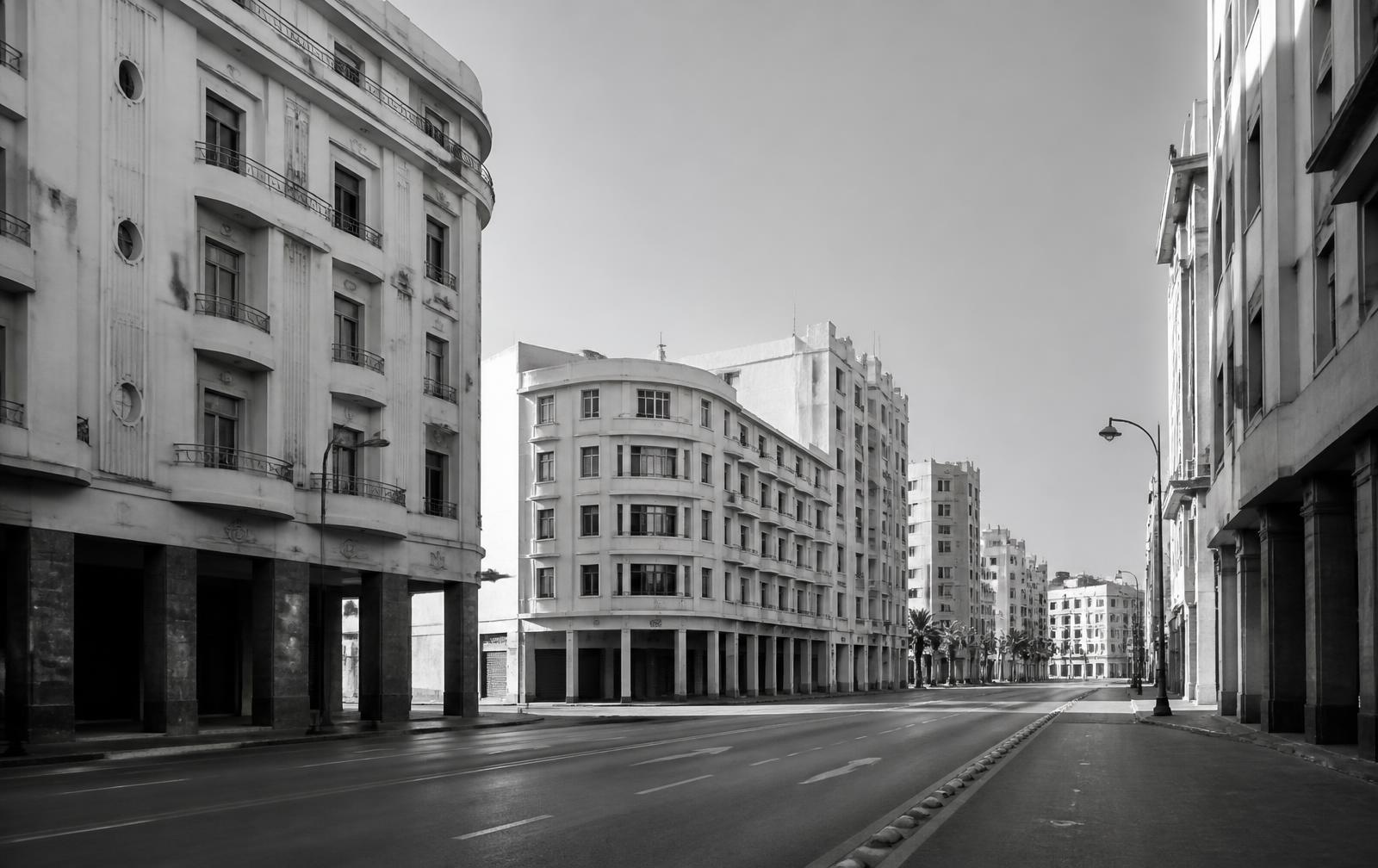 Architecture art-déco du centre-ville de Casablanca en noir et blanc